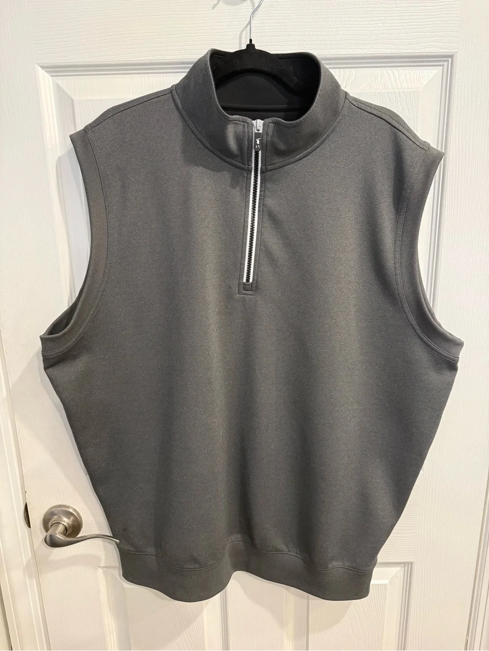 Fairway & Greene Men’s lightweight vest in Black with White Logo